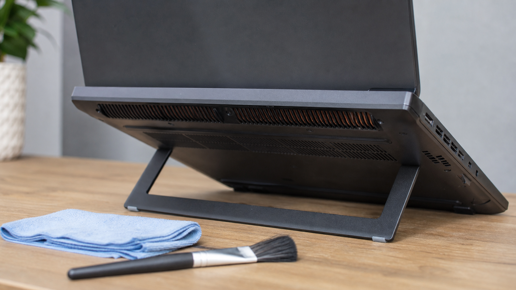 Laptop-Lüftung wird auf freier Fläche geprüft