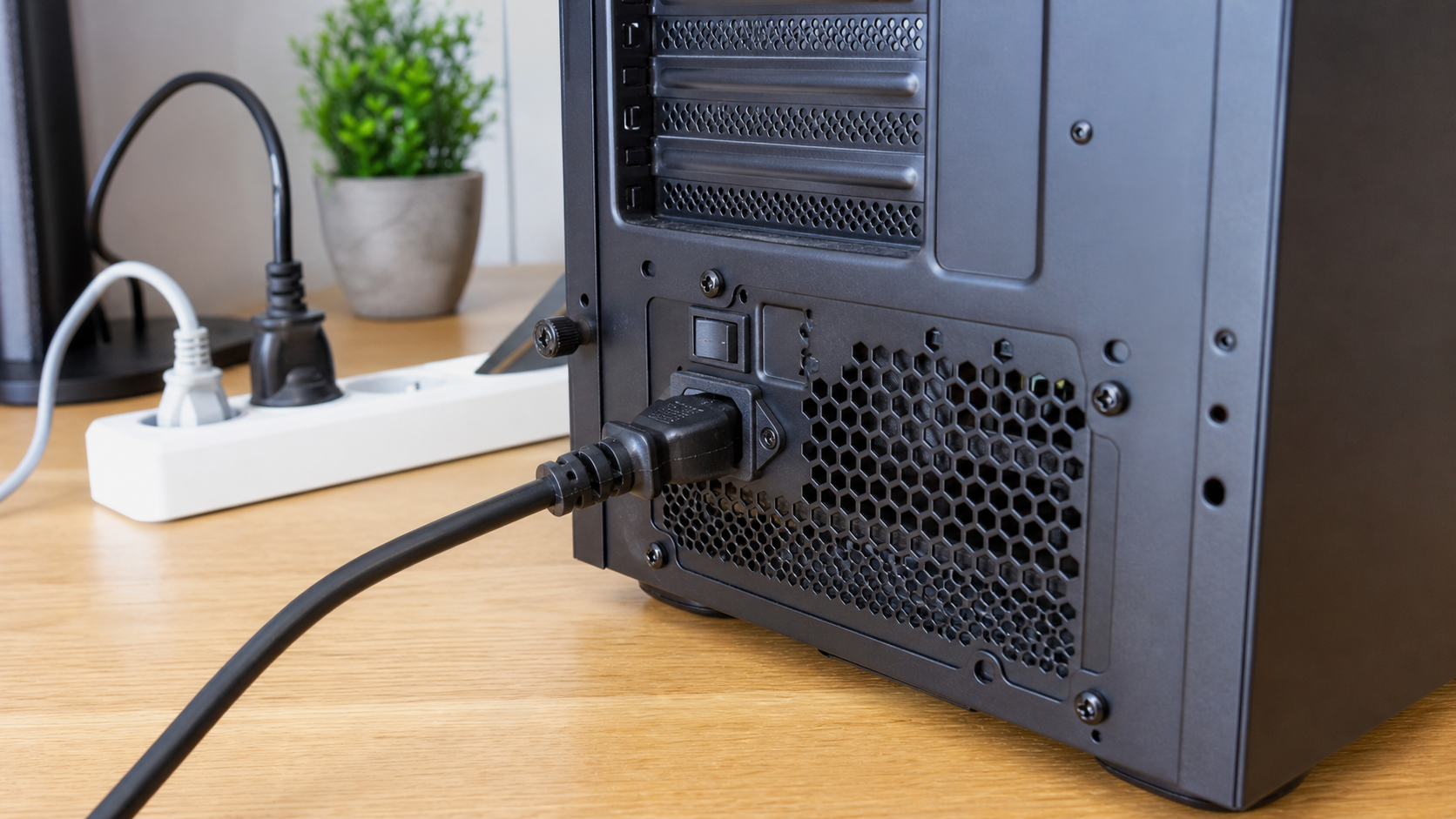 Stromkabel und Lüftung am PC sicher prüfen