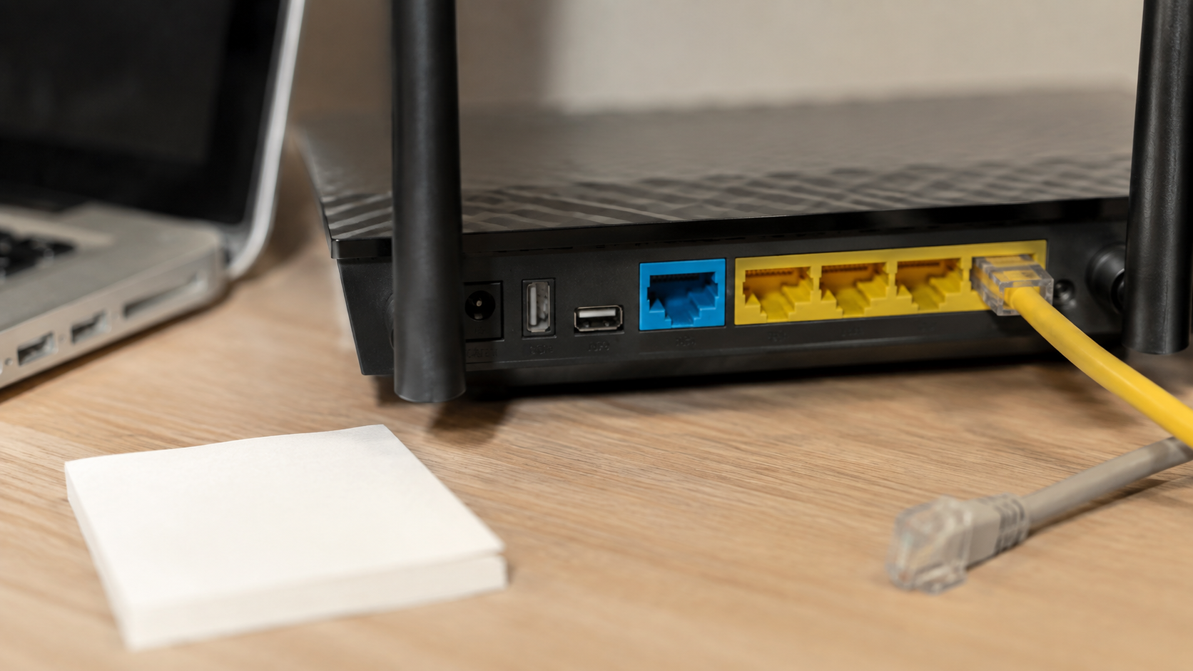 Router und Netzwerkkabel zur Prüfung eines vergessenen WLAN-Passworts